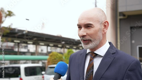 Wallpaper Mural 街頭インタビューを受ける外国人男性 Torontodigital.ca