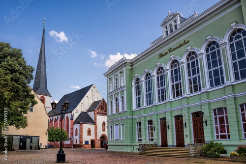 crimmitschau, deutschland - altes theater und laurentiuskirche