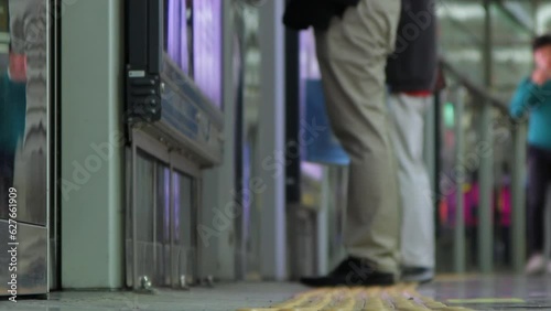 People are waiting for subway train time lapse