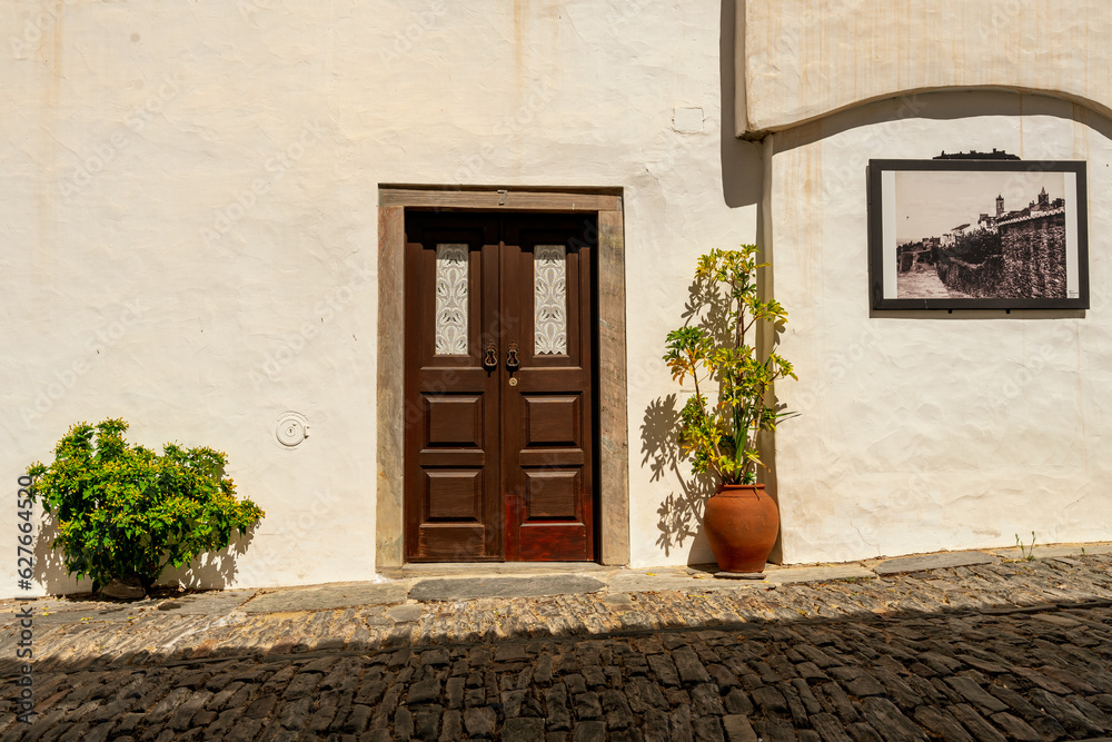 Typowe białe zabudowania dla miasteczka Monsaraz, region Alentejo w Portugali.