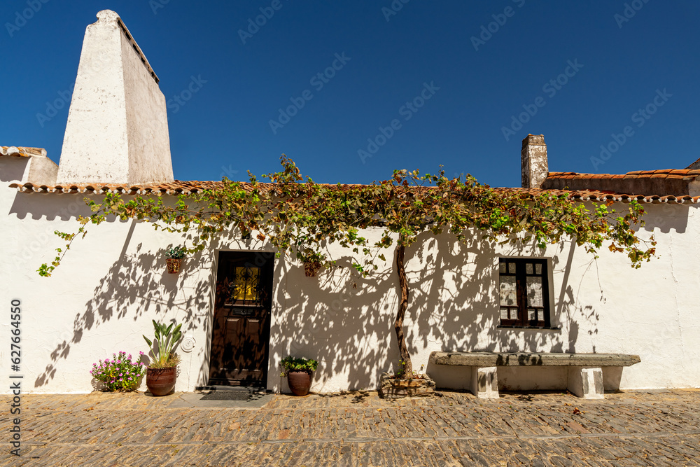 Typowe białe zabudowania dla miasteczka Monsaraz, region Alentejo w Portugali.