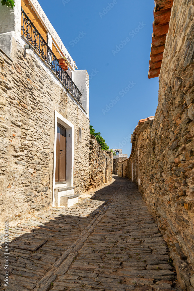 Jedna z wąskich kamiennych uliczek w Monsaraz, Portugalia.