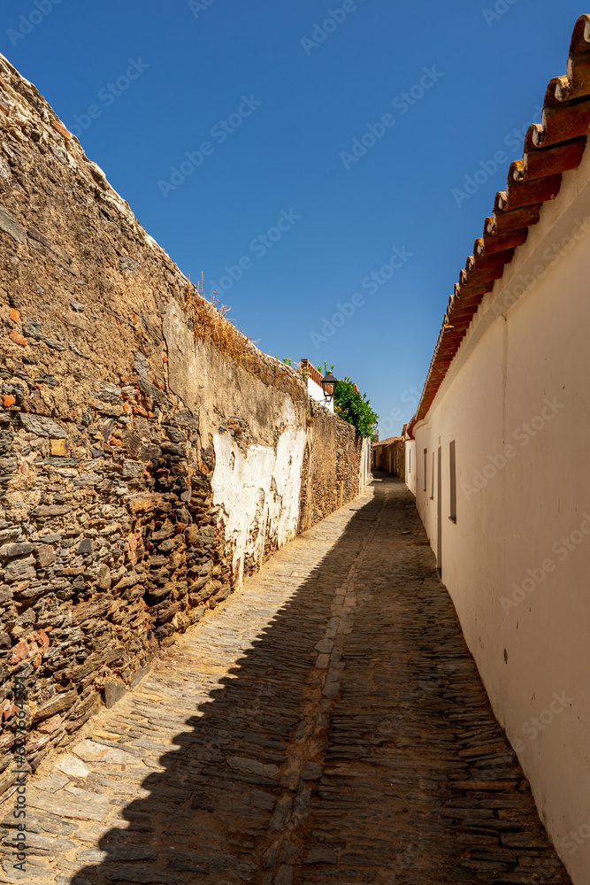 Jedna z wąskich kamiennych uliczek w Monsaraz, Portugalia.