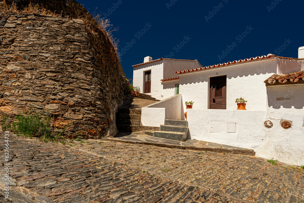 Typowe białe zabudowania dla miasteczka Monsaraz, region Alentejo w Portugali.