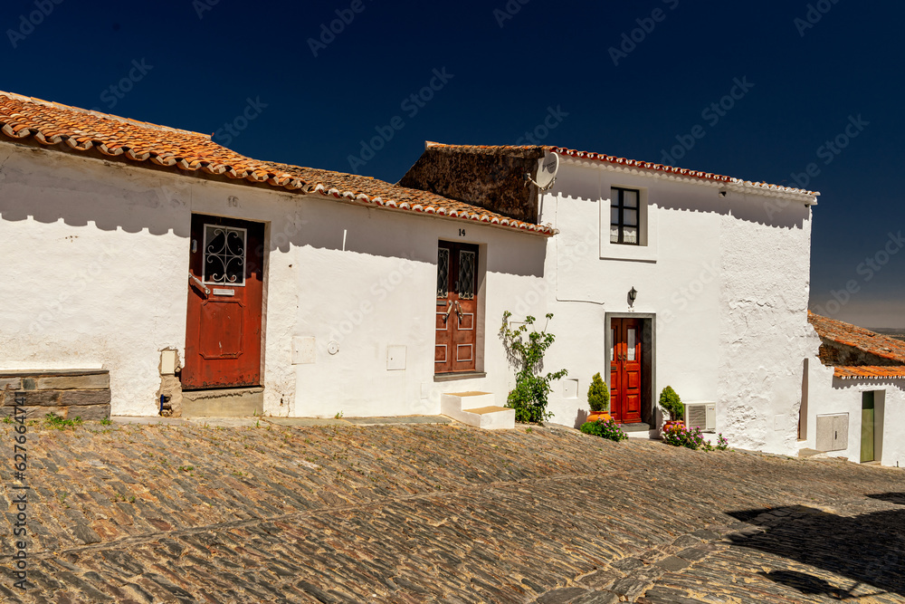 Typowe białe zabudowania dla miasteczka Monsaraz, region Alentejo w Portugali.