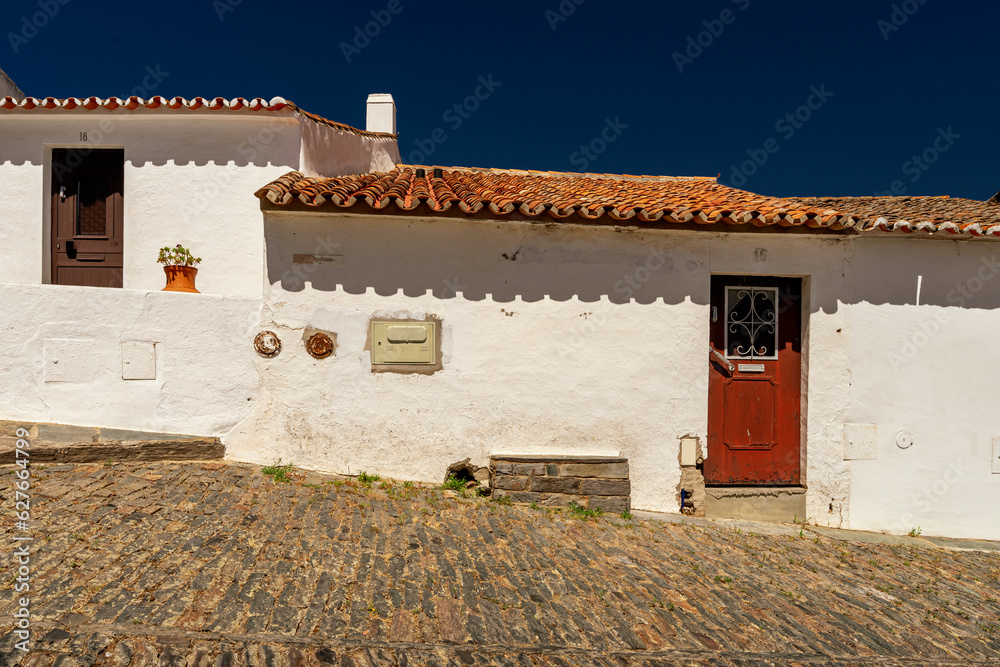 Typowe białe zabudowania dla miasteczka Monsaraz, region Alentejo w Portugali.