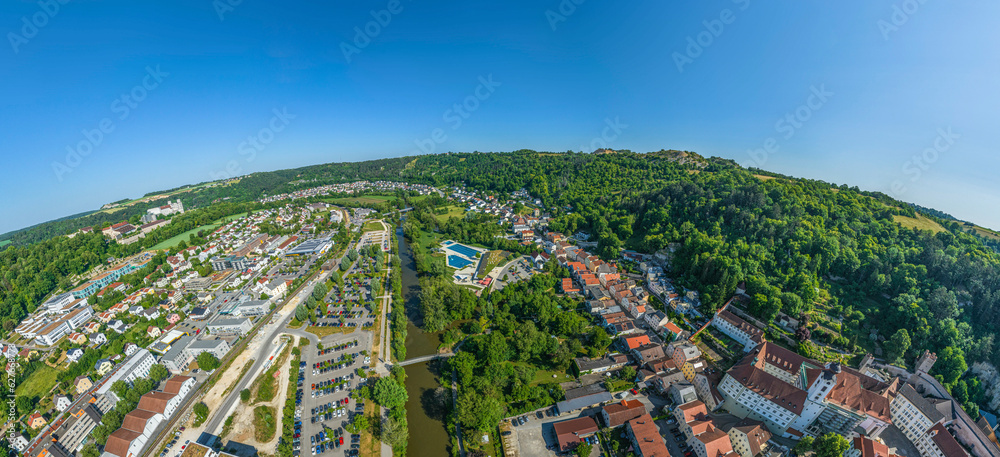 Die oberbayerische Stadt Eichstätt im Altmühltal im Luftbild