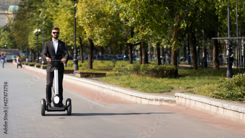 Geschäftsmann fährt auf einen modernen Segway durch den Park, ai generativ