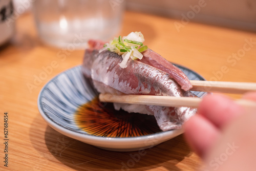 和食の握り寿司。新鮮な真鯵。