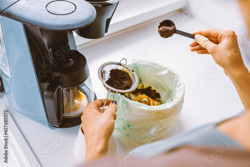 Canvas Print Throwing Away Used Coffee Ground