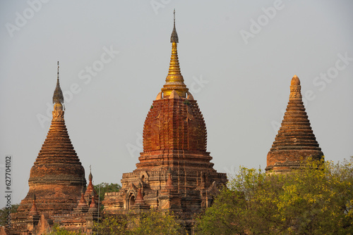 Obraz na płótnie Stunning view of the beautiful Bagan ancient city (formerly Pagan). The Bagan Archaeological Zone is a main attraction in Myanmar and over 2,200 temples and pagodas still survive today. w salonie