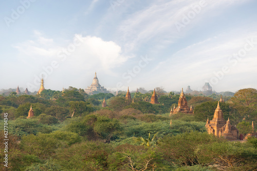 Obraz na płótnie Stunning view of the beautiful Bagan ancient city (formerly Pagan). The Bagan Archaeological Zone is a main attraction in Myanmar and over 2,200 temples and pagodas still survive today. w salonie