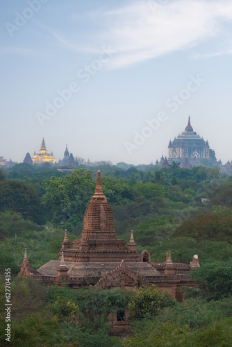 Obraz na płótnie Stunning view of the beautiful Bagan ancient city (formerly Pagan). The Bagan Archaeological Zone is a main attraction in Myanmar and over 2,200 temples and pagodas still survive today. w salonie