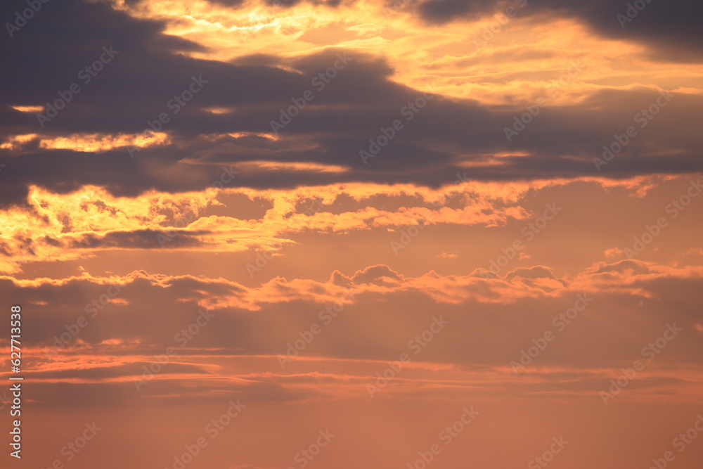 オレンジ色と雲とのグラデーションが美しい朝焼けの空