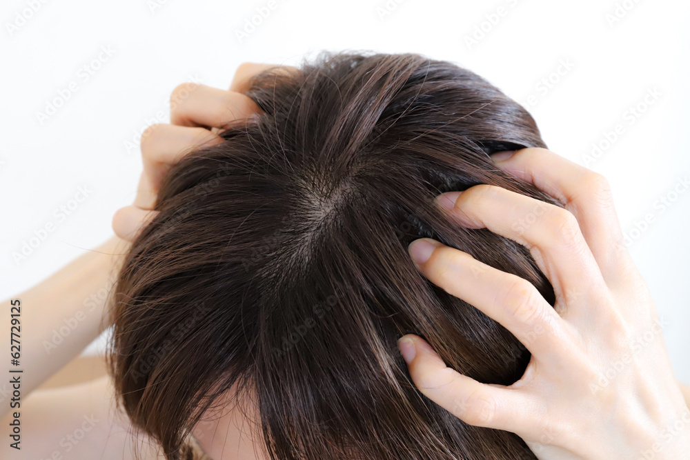 Naklejka premium 頭皮を抑える女性 マッサージイメージ