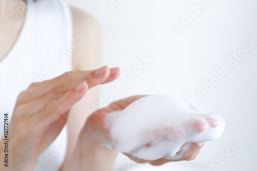 石鹸を泡立てる手元