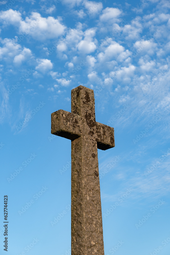 A tall monument in the shape of a cross remembering the dead