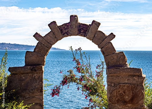 Puerta de piedra en la Isla de Taquile en el Lago Titicaca, Puno, Peru