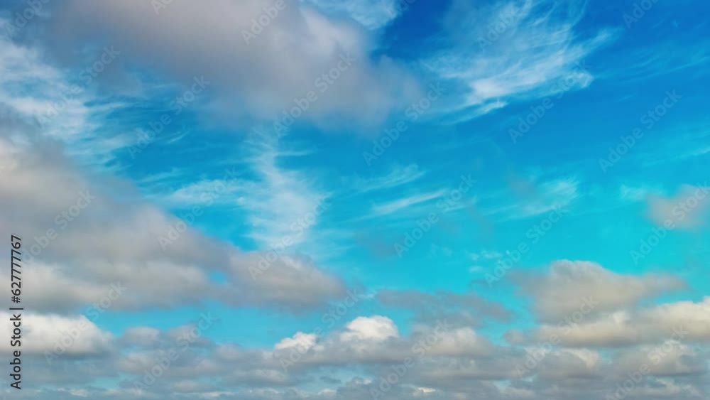 青い空に白い雲が躍動する映像 青い空に白い雲が躍動する映像