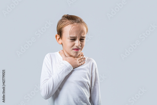 Photographie Ill little boy with sore throat