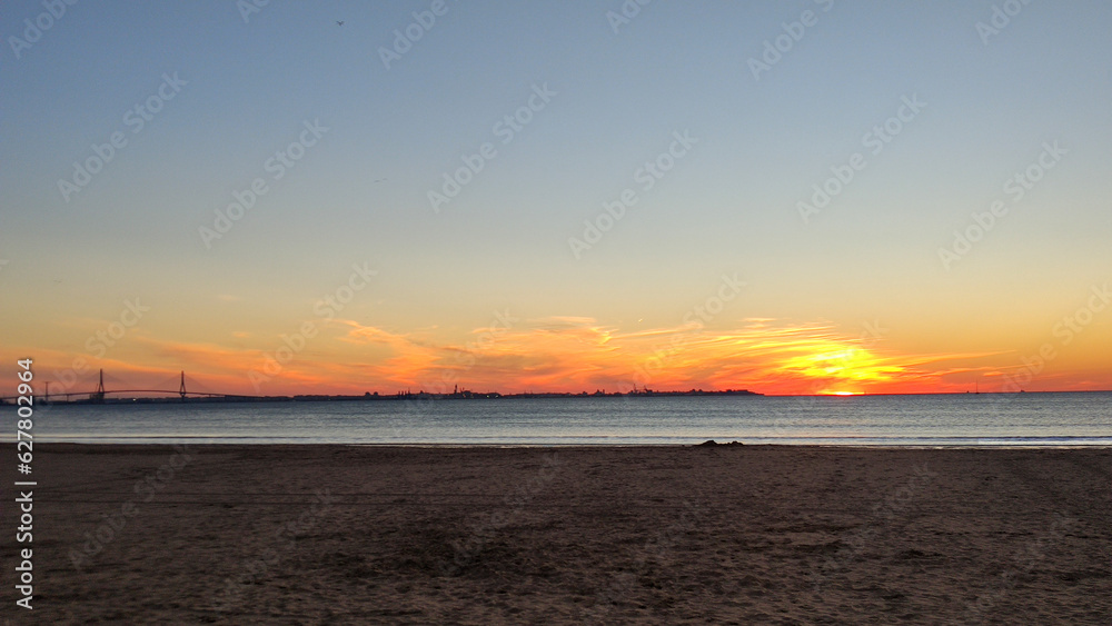 Atardecer en la playa de Valdelagrana (Cádiz, España). Puesta de sol 