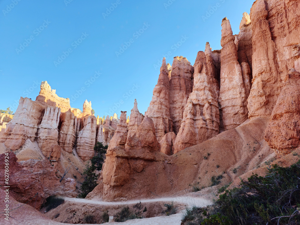 Bryce Canyon: famous for its pinnacles, the hoodoos, produced by the erosion of the rocks due to the action of water, wind and ice. rocks with intense color  from red to orange to white.