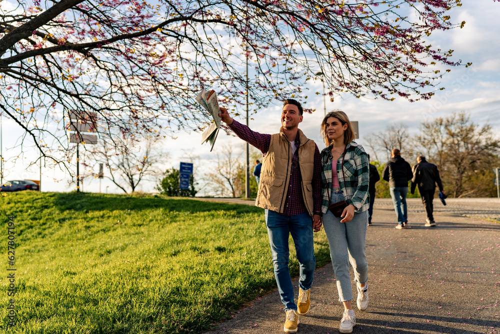 Obraz premium tourists exploring the city and enjoying nice weather on their vacation