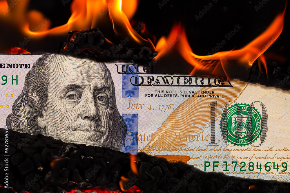 100  US dollar banknote in flame - obrazy, fototapety, plakaty 