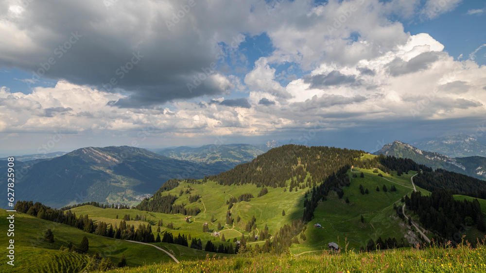 Rigi Scheidegg - ein Berggipfel des Rigi-Massivs am Vierwaldstättersee in der Schweiz Rigi Scheidegg - ein Berggipfel des Rigi-Massivs am Vierwaldstättersee in der Schweiz