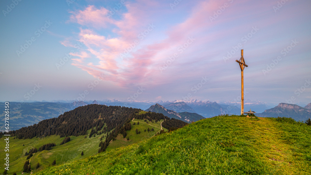 Obraz premium Rigi Scheidegg - ein Berggipfel des Rigi-Massivs am Vierwaldstättersee in der Schweiz