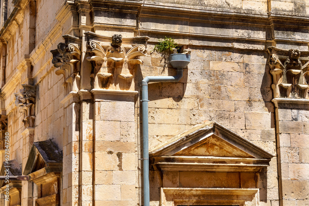Obraz premium medieval European architecture, city streets, street view of the old town of Dubrovnik in Croatia, the concept of traveling through the Balkans