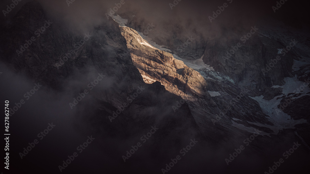 Φωτογραφία Alpengipfel im Mont Blanc Massiv im Nebel