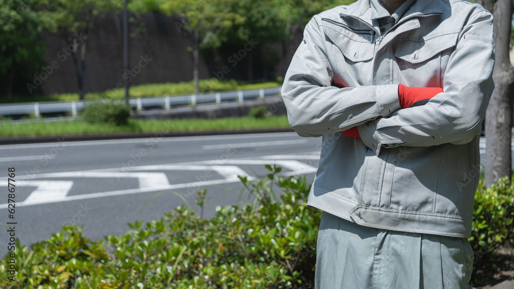 Fototapeta premium 道路に立つ作業服の男性｜建設業イメージ