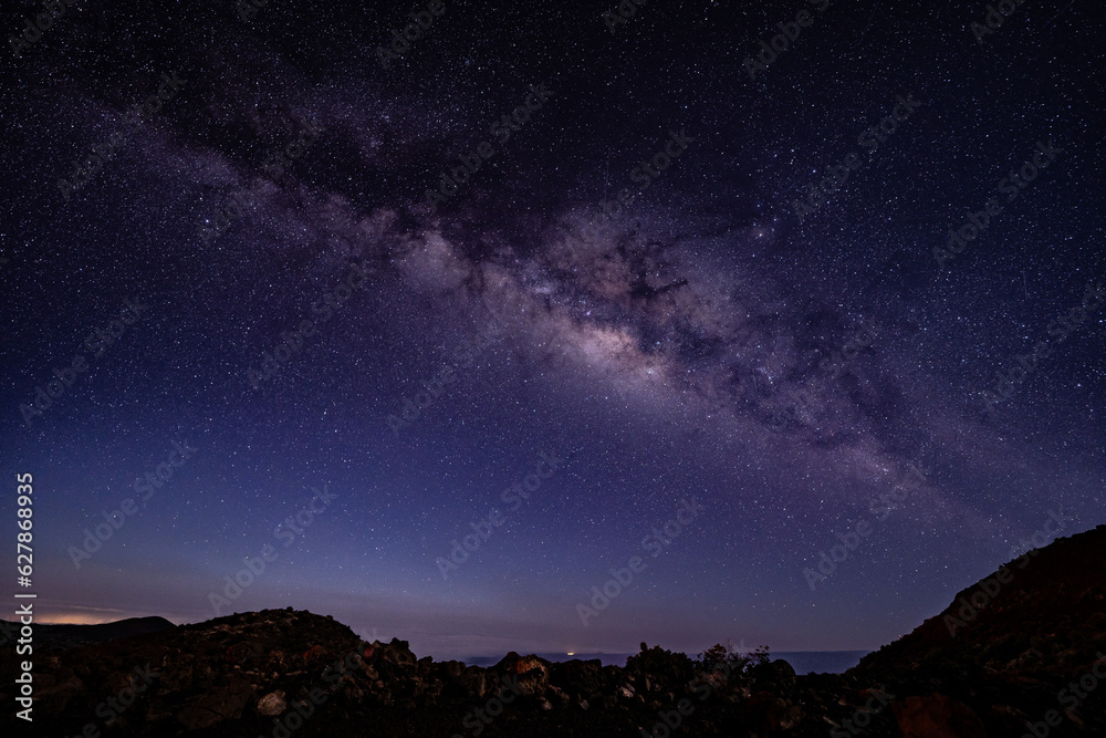 Stargazing at Pu'u Kalepeamoa, Maunakea Visitor Information Station, Big Island, Hawaii. Starry night sky, Milky Way galaxy astrophotography. 