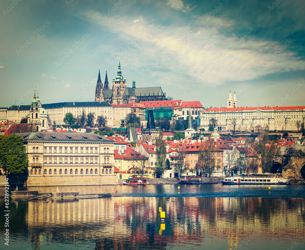 Obraz premium View of Charles bridge over Vltava river and Gradchany