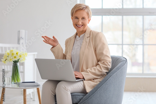 Mature psychologist with la...