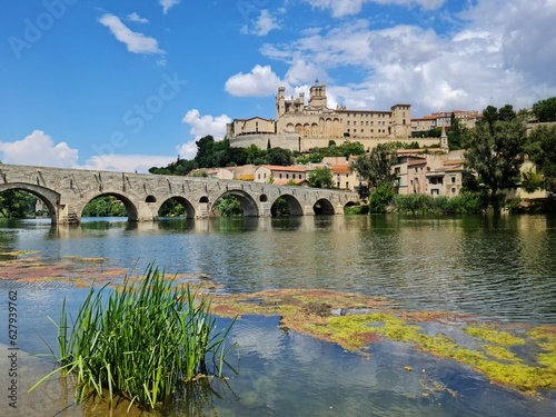 Point de vue sur la ville de B  ziers dans l h  rault dans le sud de la France