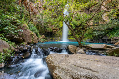 Fotografia Catarata La Cangreja - Hidden waterfall surrounded by green trees, vegetation, r