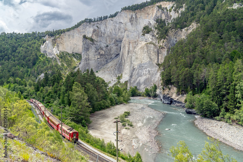 Ein Zug fährt durch die spektakuläre Rheinschlucht, Ruinaulta, Graubünden, Schweiz