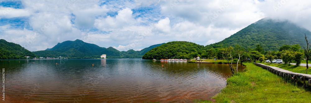 初夏の榛名山　榛名湖越しの掃部ヶ岳