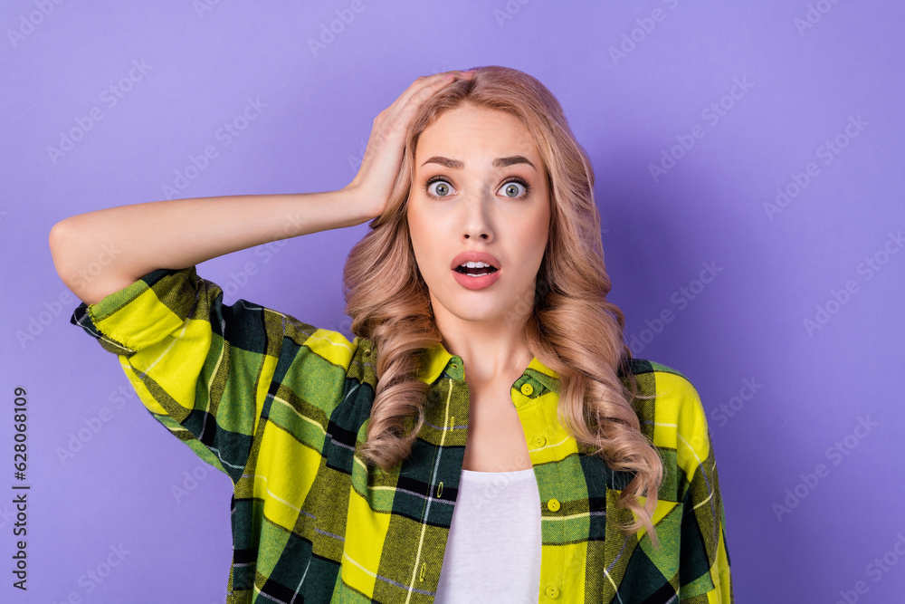 Φωτογραφία Photo of shiny impressed lady wear plaid yellow shirt arm head open mouth isolat