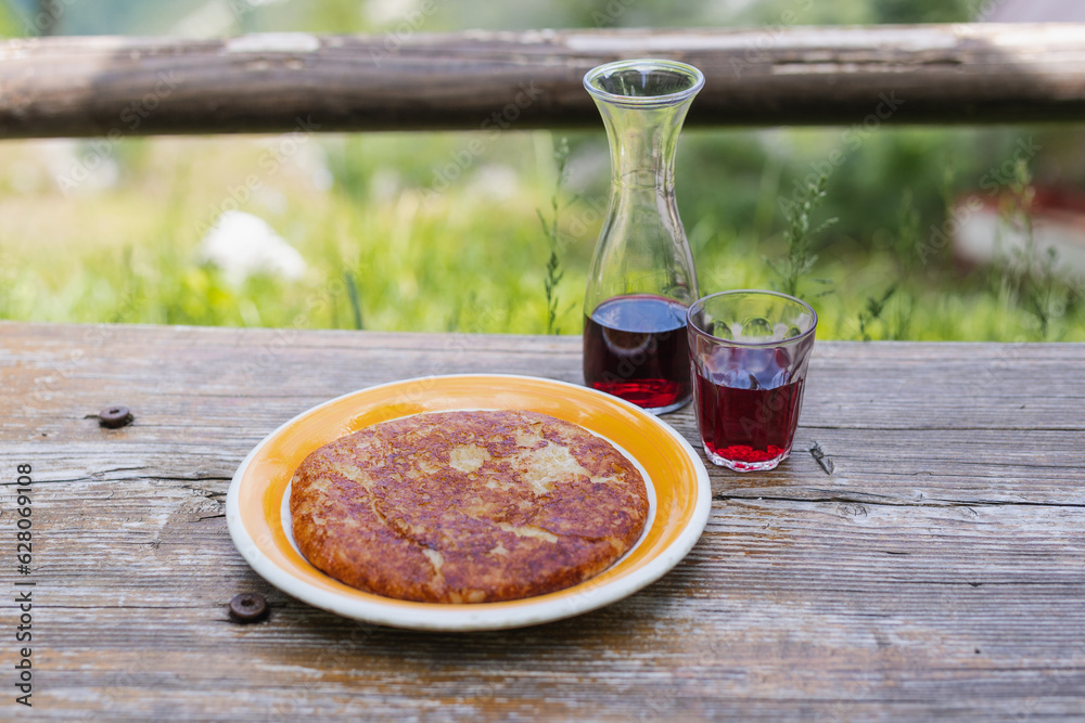 Φωτογραφία Un piatto di Frico, il tradizionale piatto del Friuli Venezia Giulia sfondo montagna