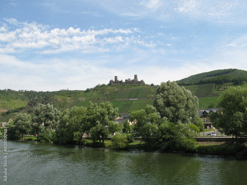 Landschaft an der Mosel mit Weinbergen Landschaft an der Mosel mit Weinbergen