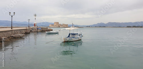 Promenade sur les rives du port de Nauplie en Grèce - Europe photo