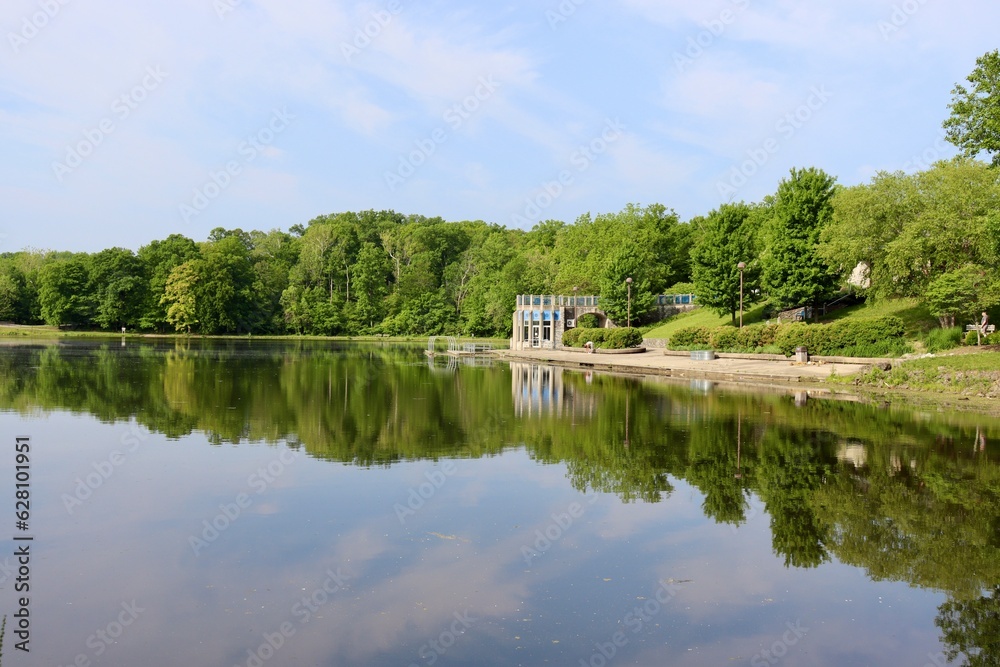 Obraz premium The boathouse at the park on a sunny day.