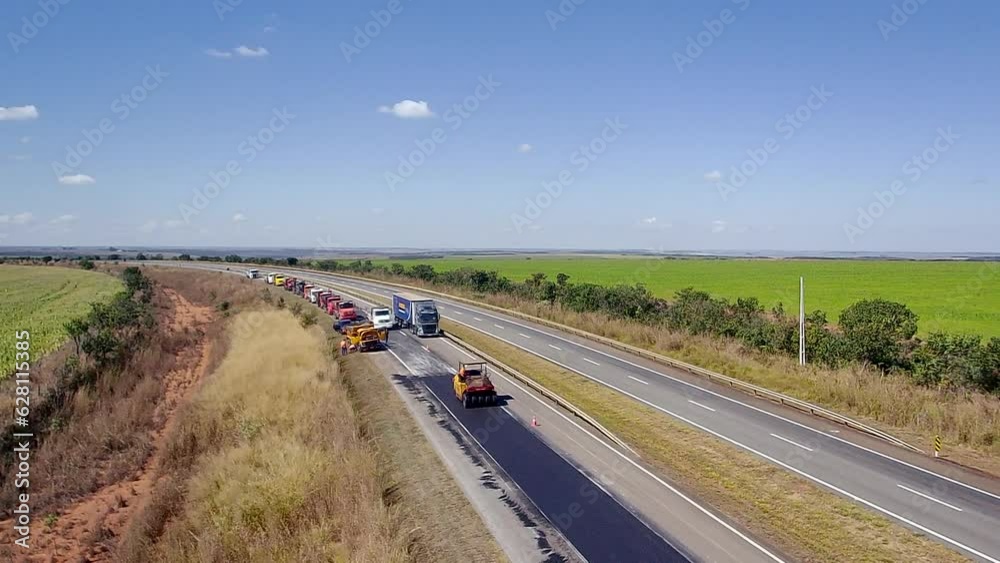 Tomada aérea de pista em manutenção