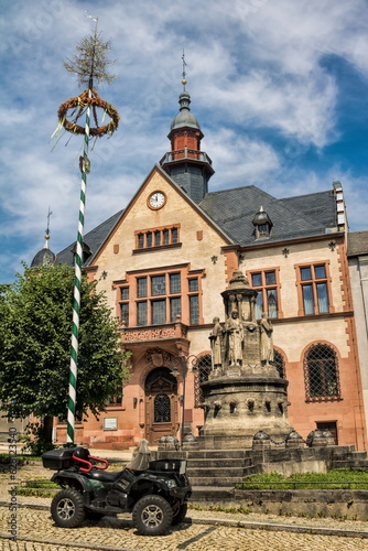 adorf, deutschland - altes rathaus mit denkmal am marktplatz