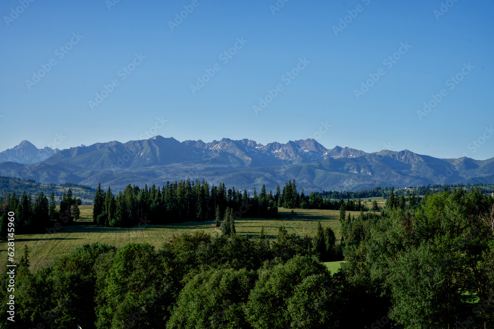 Naklejka premium Góry z lotu ptaka, krajobraz górski z błękitnym niebem
