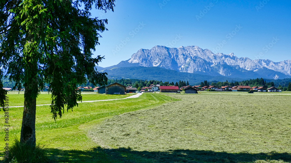 Fototapeta premium Auf dem Panoramaweg von Krün über die Buckelwiesen nach Mittenwald mit Blick auf das Karwendelgebirge