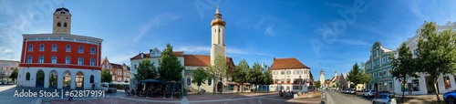 Panorama vom Zentrum in Erding das Rathaus und der  Sch  ne Turm   Landshuter Tor 